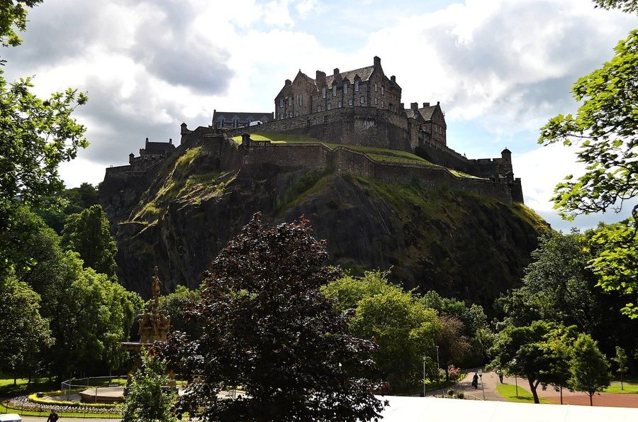 Edinburgh castle by Kevin Phillips on Pixabay