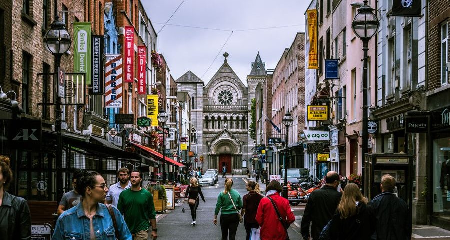 A Dublin street full of people. By Luke Kloeppel on Pexels