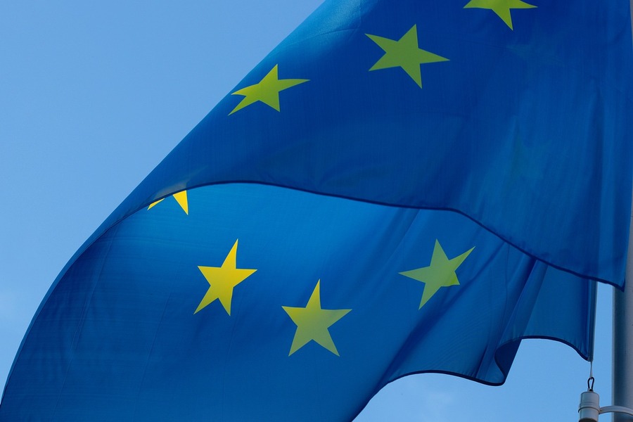 An EU flag flies against a blue sky. By Pixels2013 on Pixabay