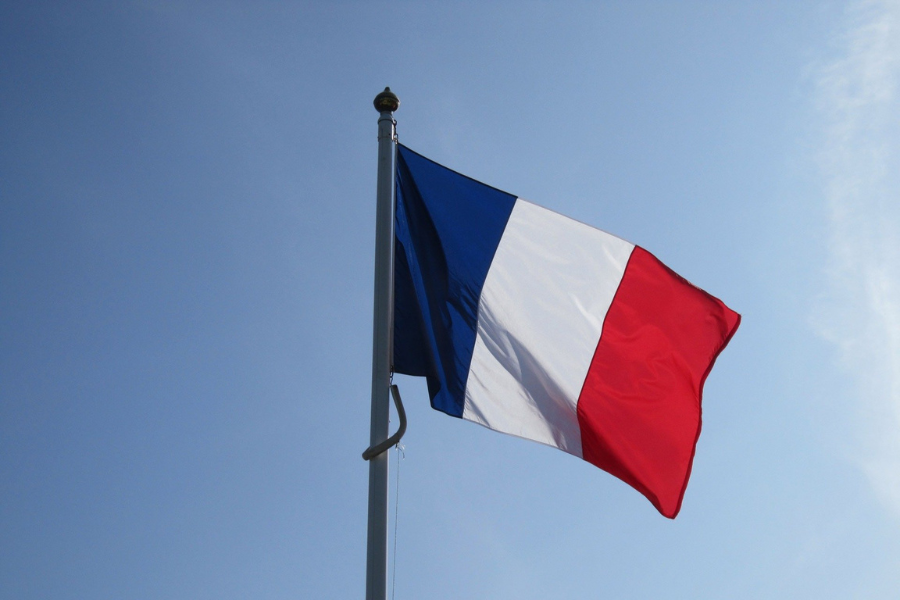 The French flag against a blue sky. By publicdomainpictures on Pixabay