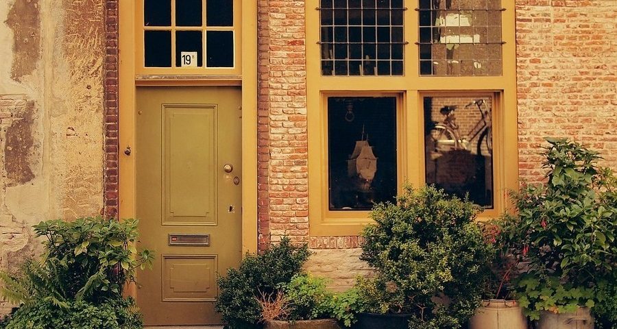 A door on an old house in the Netherlands. By Daria Nepriakhina on Pixabay
