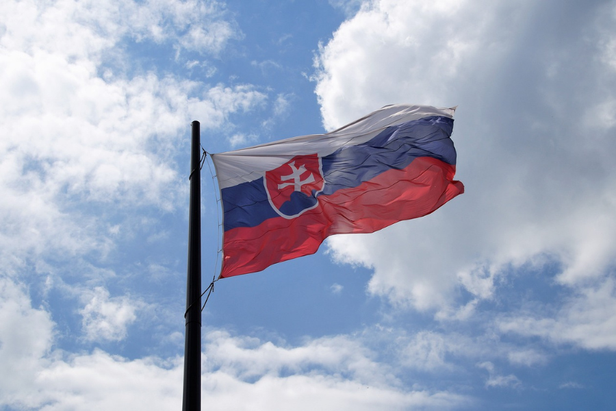 Slovak flag blowing in the wind. By ivabalk on Pixabay