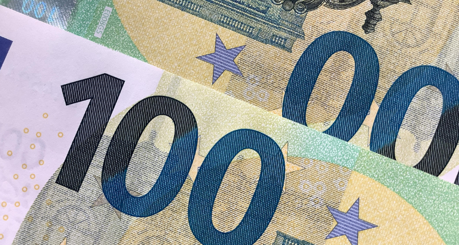 two 100 euro notes side by side. By Honglei Yue on Pexels