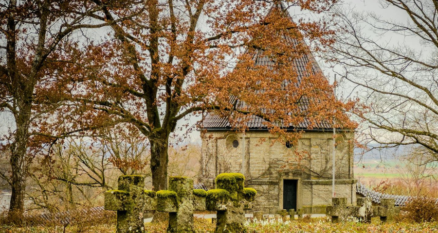 Bavarian cemetery by Tobias Aufschläger via Pexels