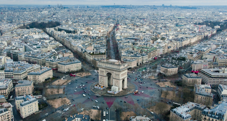Arc de Triomphe, arial shot. Rodrigo Kugnharski / Unsplash