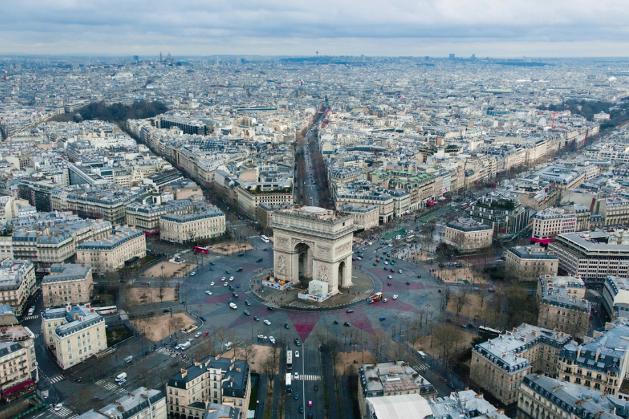 Arc de Triomphe, arial shot. Rodrigo Kugnharski / Unsplash